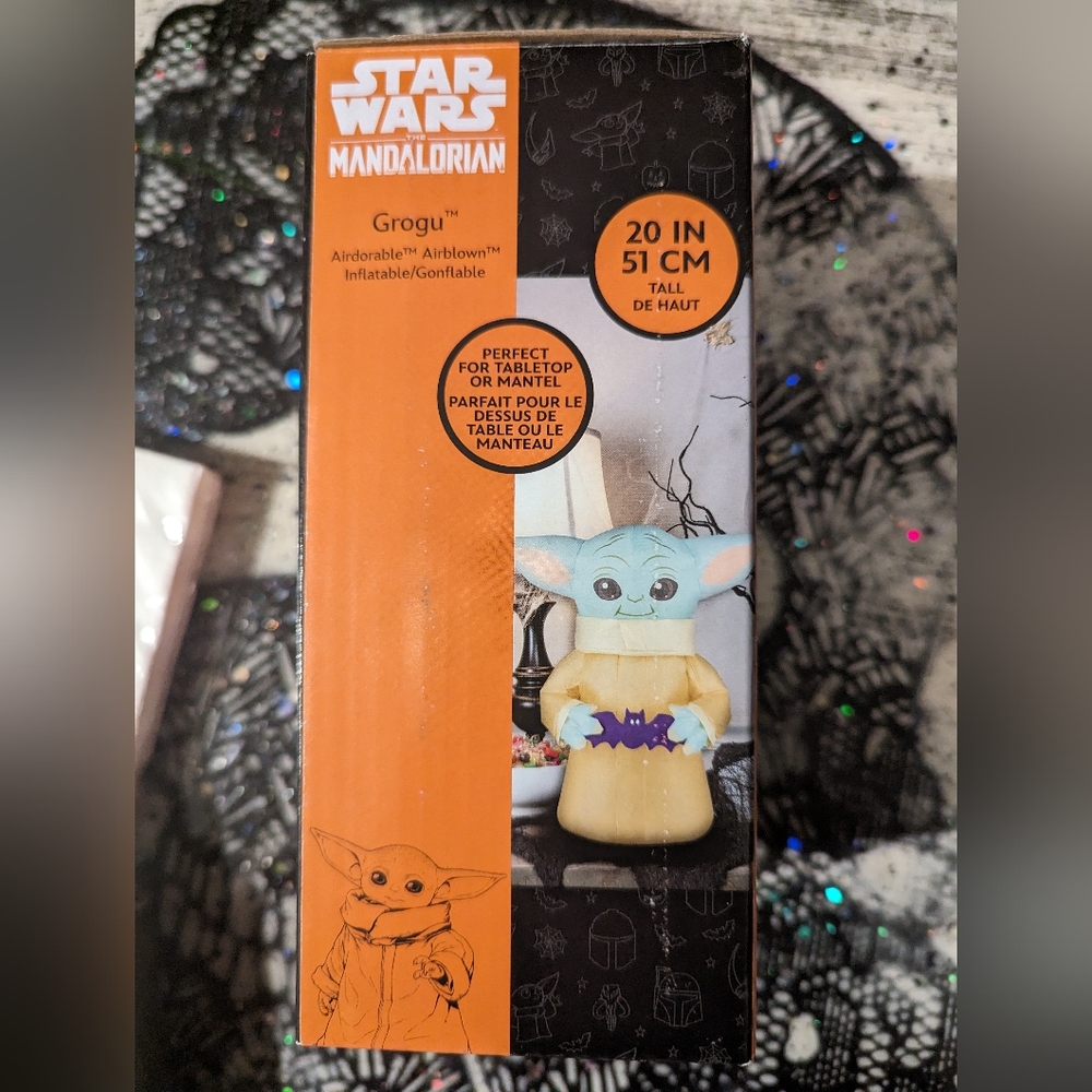 Desktop mantle Grogu Baby Yoda Mandalorian inflatable holding a baby bat
